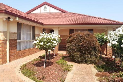 Entrance, Roxy - A Spacious Cosy Getaway - Near Mel Airport in Roxburgh Park Entrance, Roxy - A Spacious Cosy Getaway - Near Mel Airport in Roxburgh Park