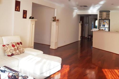 Roxy - A Spacious Cosy Getaway - Near Mel Airport in Roxburgh Park Roxy - A Spacious Cosy Getaway - Near Mel Airport in Roxburgh Park