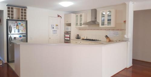 Roxy - A Spacious Cosy Getaway - Near Mel Airport in Roxburgh Park Roxy - A Spacious Cosy Getaway - Near Mel Airport in Roxburgh Park