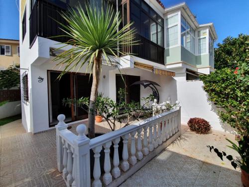 Apartamento Luminoso con Patio y Jardín