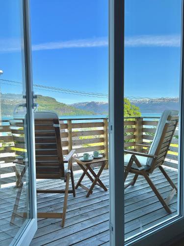 Terraza/balcón, Hardangerfjord View - luxury fjord-side holiday home in Oystese Terraza/balcón, Hardangerfjord View - luxury fjord-side holiday home in Oystese