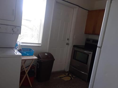 Kitchen, Cuarto, 2 camas sencillas, bano compartido, 3 millas de la playa in Riviera Beach (FL) Kitchen, Cuarto, 2 camas sencillas, bano compartido, 3 millas de la playa in Riviera Beach (FL)