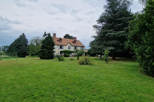 Garden, Manoir Familial & Chaleureux in Bernay Garden, Manoir Familial & Chaleureux in Bernay