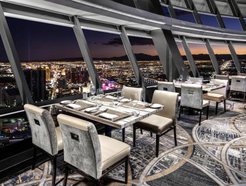 Restaurant, The STRAT Hotel, Casino & Tower in Las Vegas (NV) Restaurant, The STRAT Hotel, Casino & Tower in Las Vegas (NV)