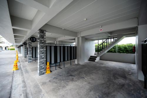 Crystal Hotel โรงแรมคริสตัล in Map Ta Phut Crystal Hotel โรงแรมคริสตัล in Map Ta Phut