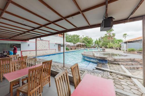 Piscina, Urbanview Hotel Onyx Ketapang by RedDoorz in Ketapang Piscina, Urbanview Hotel Onyx Ketapang by RedDoorz in Ketapang