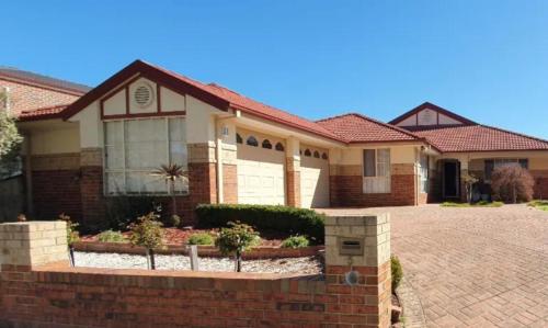 Roxy - A Spacious Cosy Getaway - Near Mel Airport in Roxburgh Park Roxy - A Spacious Cosy Getaway - Near Mel Airport in Roxburgh Park