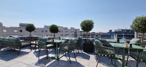Terraza/balcón, OKKO Hotels Nice Aeroport in Cote d'Azur Airport Terraza/balcón, OKKO Hotels Nice Aeroport in Cote d'Azur Airport