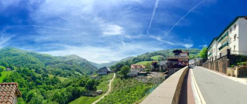 Casa Ferran, amplias habitaciones y apartamentos de montana in Valcarlos-Luzaide Casa Ferran, amplias habitaciones y apartamentos de montana in Valcarlos-Luzaide