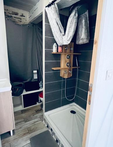 Gîte avec jacuzzi privatif (Gite avec jacuzzi privatif) in Γκουζέκ Gîte avec jacuzzi privatif (Gite avec jacuzzi privatif) in Γκουζέκ