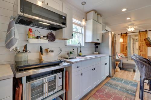 Pet-Friendly Bastrop Container Home Near Hiking! in Alum Creek Pet-Friendly Bastrop Container Home Near Hiking! in Alum Creek