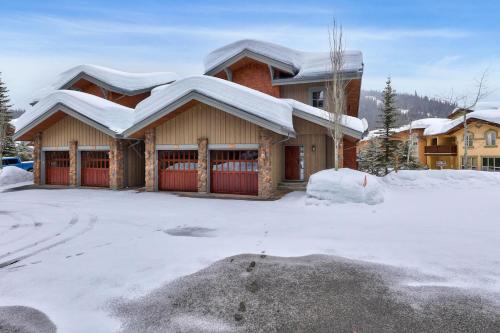 Trappers Landing #05 By Bear Country in Sun Peaks (BC) Trappers Landing #05 By Bear Country in Sun Peaks (BC)