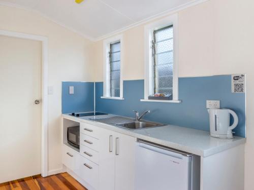 Kitchen, Rainbow Motel & Hot Pools in Turangi Kitchen, Rainbow Motel & Hot Pools in Turangi