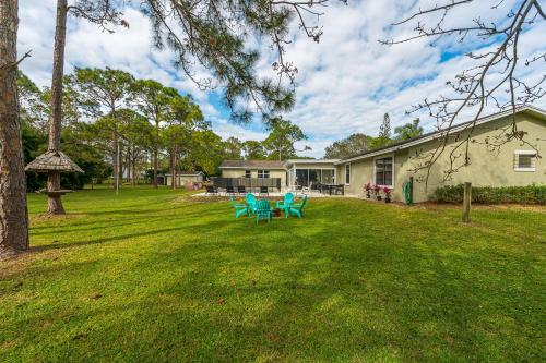 Garden, Family Estate w/ Firepit + Pool House! Sleeps 16! in Jupiter (FL) Garden, Family Estate w/ Firepit + Pool House! Sleeps 16! in Jupiter (FL)