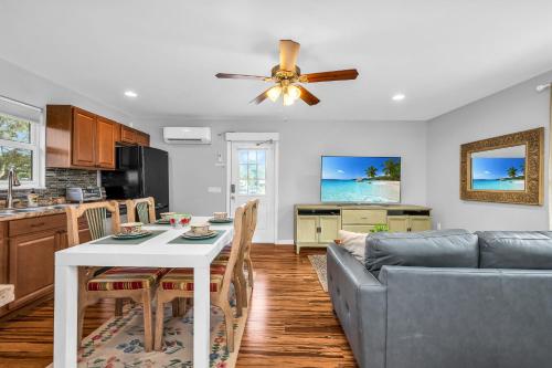 Facilities, Family Estate w/ Firepit + Pool House! Sleeps 16! in Jupiter (FL) Facilities, Family Estate w/ Firepit + Pool House! Sleeps 16! in Jupiter (FL)