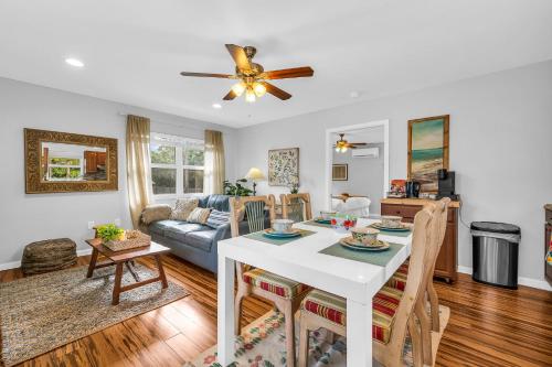 Facilities, Family Estate w/ Firepit + Pool House! Sleeps 16! in Jupiter (FL) Facilities, Family Estate w/ Firepit + Pool House! Sleeps 16! in Jupiter (FL)