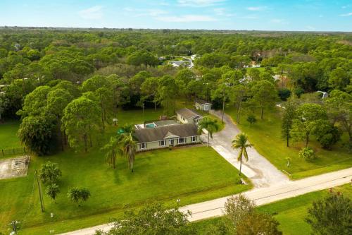 View, Family Estate w/ Firepit + Pool House! Sleeps 16! in Jupiter (FL) View, Family Estate w/ Firepit + Pool House! Sleeps 16! in Jupiter (FL)