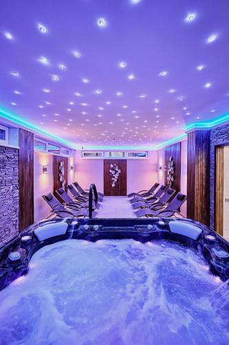 อ่างแช่น้ำร้อน, Tokajer Wellness Panzio in เคสเซลี อ่างแช่น้ำร้อน, Tokajer Wellness Panzio in เคสเซลี