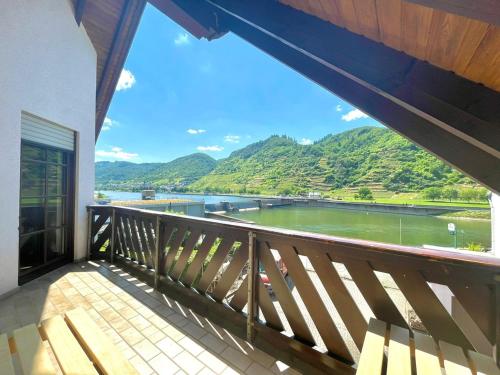 Balcony/terrace, Jacuzzi, Sauna, Garten, Terrasse, Grill, 6 Personen, Moselstaustufe, Netflix, Sky, Smart TV in Neef Balcony/terrace, Jacuzzi, Sauna, Garten, Terrasse, Grill, 6 Personen, Moselstaustufe, Netflix, Sky, Smart TV in Neef
