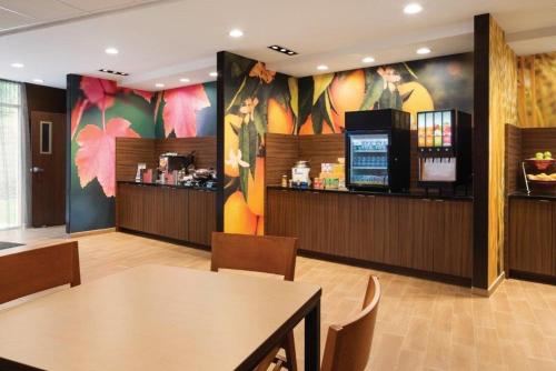 Mad og drikke, Fairfield Inn & Suites Athens in Athens (OH) Mad og drikke, Fairfield Inn & Suites Athens in Athens (OH)