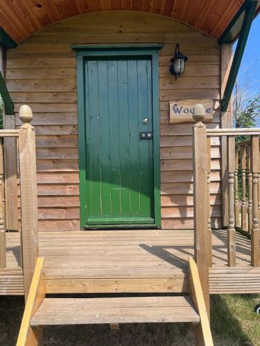 Woodie the shepherds hut - sleeps 4 in Sidlesham Woodie the shepherds hut - sleeps 4 in Sidlesham