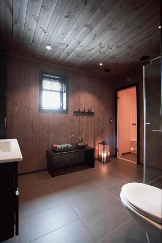 Baño, Luxurious 5-Bedroom Mountain Chalet with Sauna, Panoramic Views, and Two Full Bathrooms in Stranda Baño, Luxurious 5-Bedroom Mountain Chalet with Sauna, Panoramic Views, and Two Full Bathrooms in Stranda