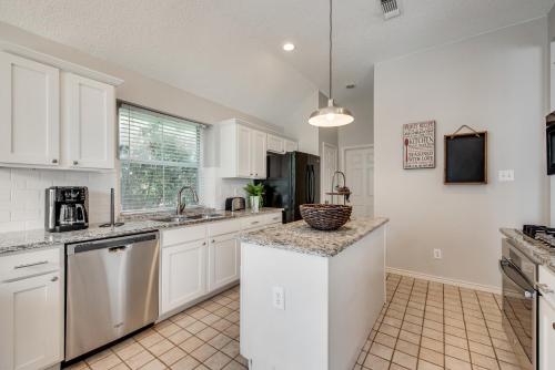 Adorable, Cozy, Relaxing Home in Mansfield Adorable, Cozy, Relaxing Home in Mansfield
