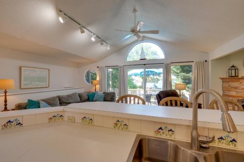 Scenic Smith Mountain Lake Getaway with Deck and Dock! in Troutville (VA) Scenic Smith Mountain Lake Getaway with Deck and Dock! in Troutville (VA)