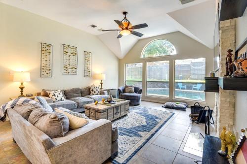 Spacious Flower Mound Home in Central Location! in 플라워 마운드 Spacious Flower Mound Home in Central Location! in 플라워 마운드