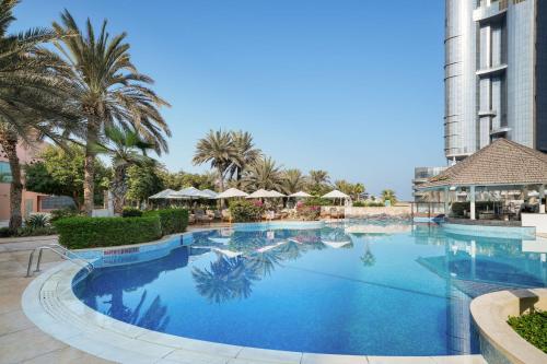 Swimming pool, Sheraton Abu Dhabi Hotel & Resort in Abu Dhabi Corniche Swimming pool, Sheraton Abu Dhabi Hotel & Resort in Abu Dhabi Corniche