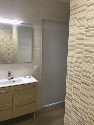 حمام, Cocon aux portes des Cévennes avec piscine (Cocon aux portes des Cevennes avec piscine) in Moules Et Baucels حمام, Cocon aux portes des Cévennes avec piscine (Cocon aux portes des Cevennes avec piscine) in Moules Et Baucels