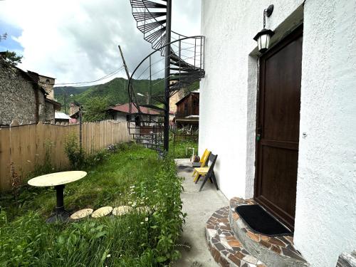 "White House Nakani" - Guesthouse near the centre in Mestia "White House Nakani" - Guesthouse near the centre in Mestia