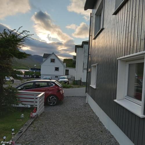 Unterkunft von außen, Oplev unikke Færøerne (Experience unique Faroe Islands holiday home by the sea with great views, fully equipped kitchen and) in Leirvík Unterkunft von außen, Oplev unikke Færøerne (Experience unique Faroe Islands holiday home by the sea with great views, fully equipped kitchen and) in Leirvík