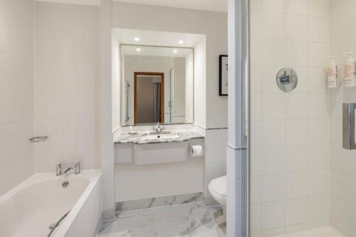 Bathroom, Delta Hotels Bexleyheath in Greater London East Bathroom, Delta Hotels Bexleyheath in Greater London East