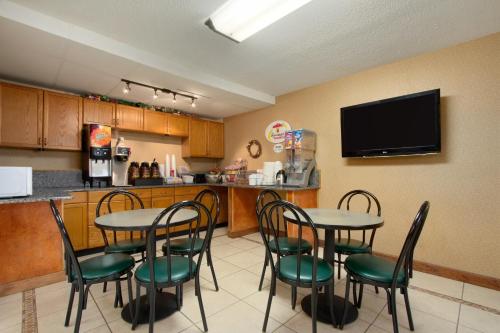 餐廳, 荷姆伍德伯明翰地區溫德姆速8酒店 (Super 8 By Wyndham Homewood Birmingham Area) in 伯明翰 (AL) 餐廳, 荷姆伍德伯明翰地區溫德姆速8酒店 (Super 8 By Wyndham Homewood Birmingham Area) in 伯明翰 (AL)