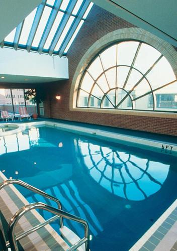 Swimming pool, The Prince George Hotel in Halifax (NS) Swimming pool, The Prince George Hotel in Halifax (NS)