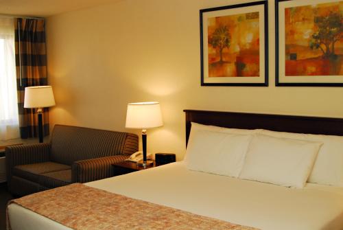 Номер, Ramada by Wyndham Bettendorf in Беттендорф (Айова) Номер, Ramada by Wyndham Bettendorf in Беттендорф (Айова)
