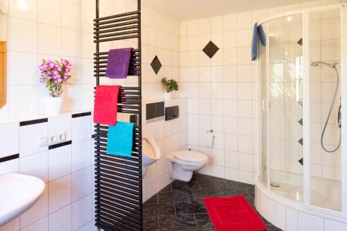 Bathroom, Ferienwohnung Attelblick in Pfaffing (Bavaria) Bathroom, Ferienwohnung Attelblick in Pfaffing (Bavaria)