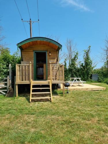 Woodie the shepherds hut - sleeps 4 in Sidlesham Woodie the shepherds hut - sleeps 4 in Sidlesham