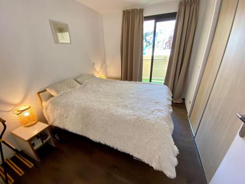 Quiet sea view with pool