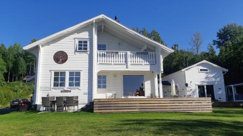 Stunning Sleeps 9 Lakeview Loghome Spa & Yoga in Finnerödja Stunning Sleeps 9 Lakeview Loghome Spa & Yoga in Finnerödja