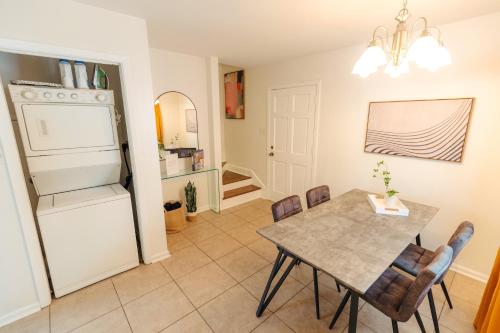 Szolgáltatások, Centrally Located 3BR Overton Square Free Parking near Memphis Zoo Szolgáltatások, Centrally Located 3BR Overton Square Free Parking near Memphis Zoo