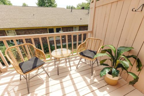 Erkély/terasz, Centrally Located 3BR Overton Square Free Parking near Memphis Zoo Erkély/terasz, Centrally Located 3BR Overton Square Free Parking near Memphis Zoo
