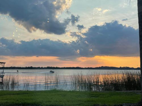 Clear Lake Retreat: Private pool, lakefront