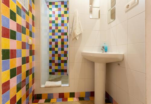 Bathroom, Mambo Tango Hostel in Poble Sec Bathroom, Mambo Tango Hostel in Poble Sec