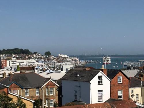 Falcon Cottage - 6 Guests, Sea Views in East Cowes Falcon Cottage - 6 Guests, Sea Views in East Cowes