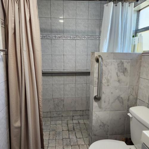 Ванная комната, *Love Field* Guesthouse close to Dallas Downtown & Medical District in Университетский Парк Ванная комната, *Love Field* Guesthouse close to Dallas Downtown & Medical District in Университетский Парк