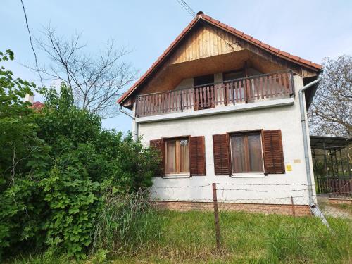 Flóra House (Flora House) in Kőröshegy Flóra House (Flora House) in Kőröshegy