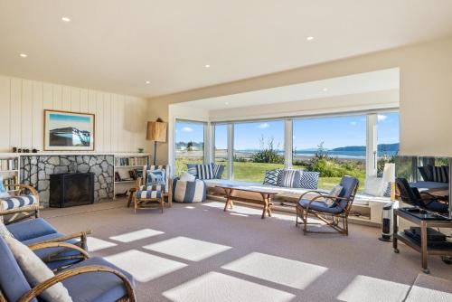 Exterior view, Kapiti Panorama - Waikanae Beach Holiday Home in Waikanae Exterior view, Kapiti Panorama - Waikanae Beach Holiday Home in Waikanae