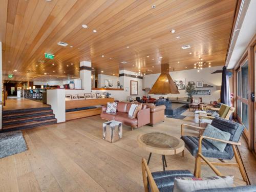 Pub/Lounge, Thredbo Alpine Hotel in Thredbo Falu Pub/Lounge, Thredbo Alpine Hotel in Thredbo Falu
